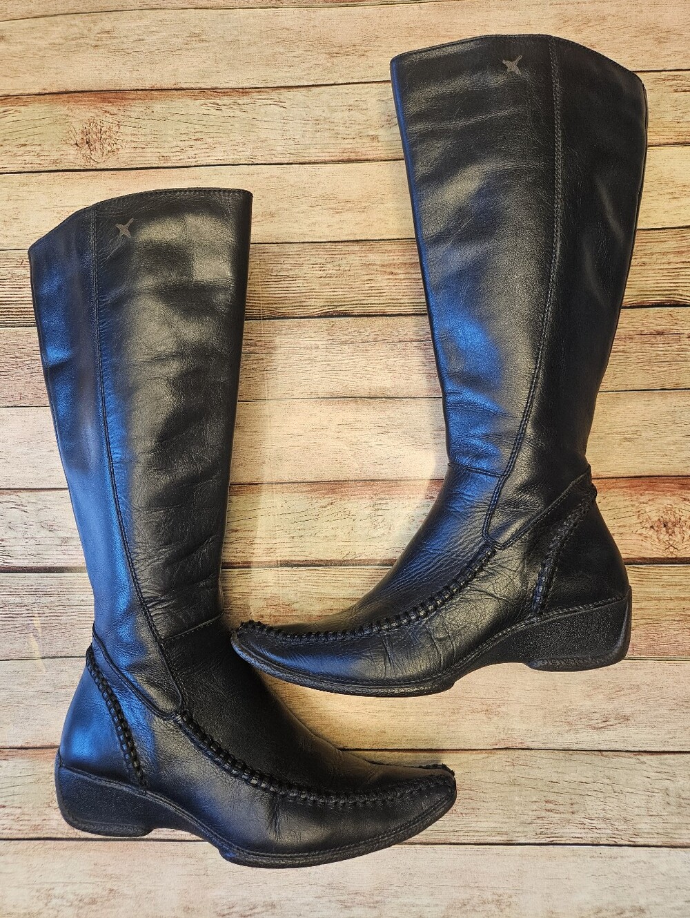 Pikolinos black leather knee-high boot